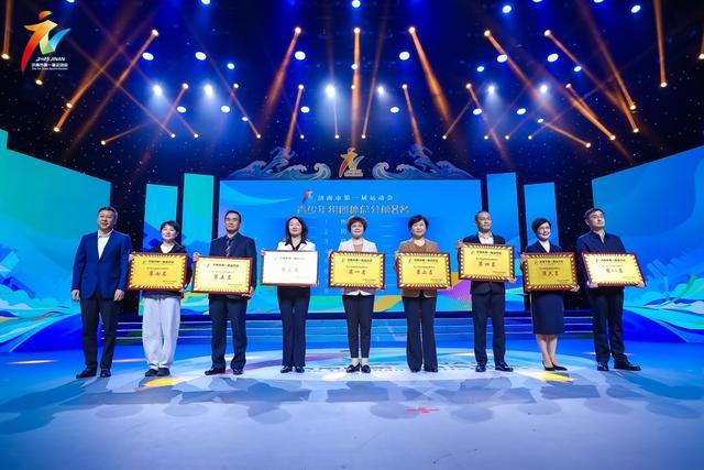 运动员们在, 与欢呼声中